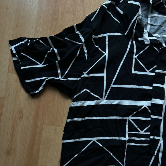 Brand new, never worn Printed short sleeve breezy button down, fashion nova men - Picture 2 of 5